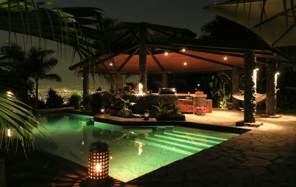 Pool und Rancho bei Nacht